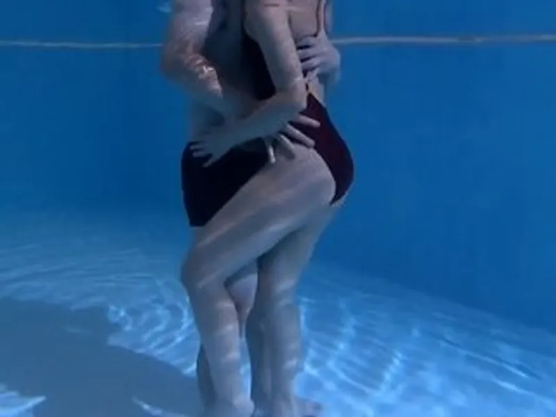 Chồng lạnh nhạt, bà xã lén lút với hlv dạy bơi