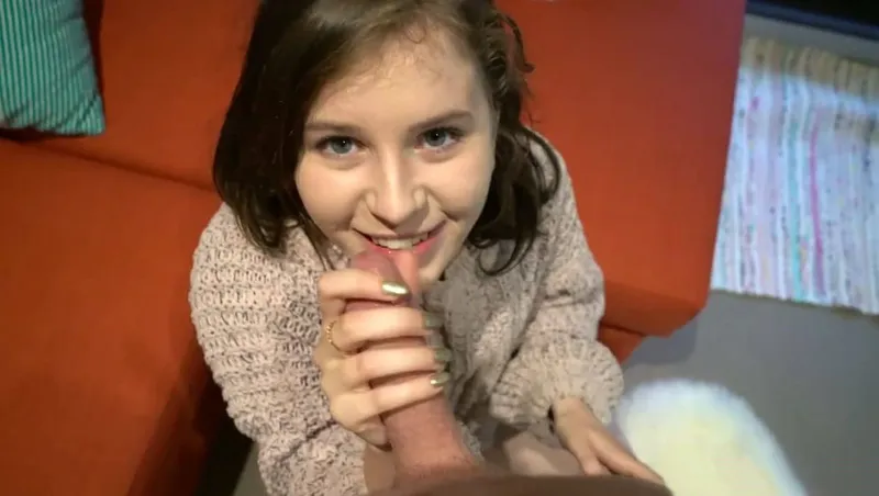 Xuất tinh ngập chiếc lỗ lồn hồng của em gái dễ thương